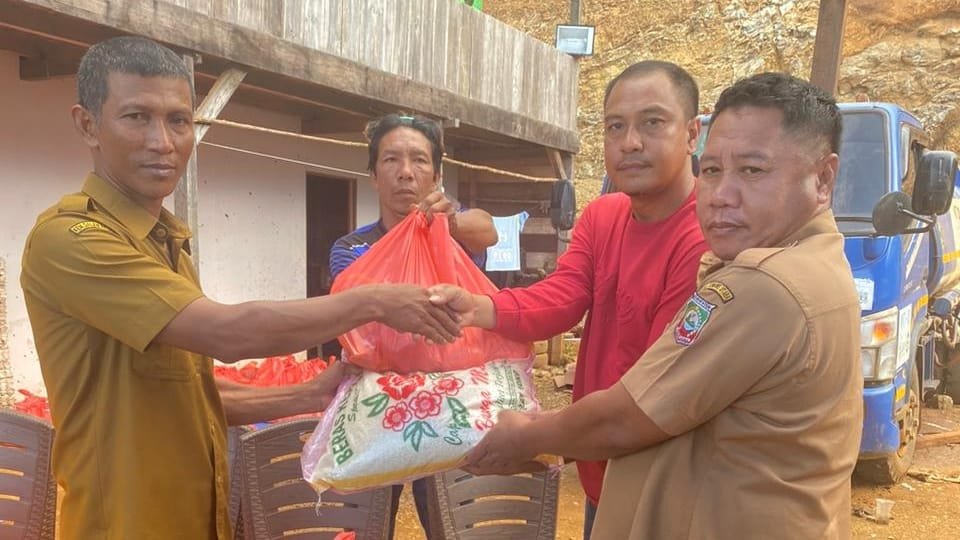 PT Sumber Bumi Putra memberikan bantuan kepada warga lingkar tambang.