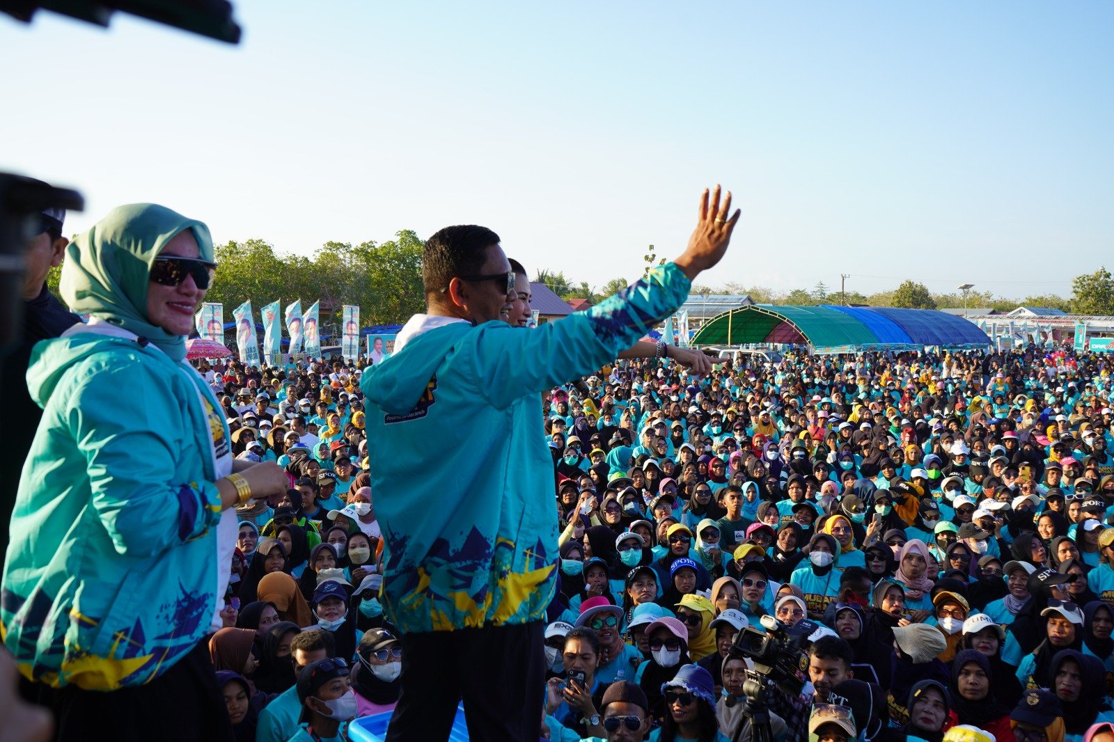 Ribuan Masyarakat Meriahkan Kegiatan Mubar Sehat di Lapangan Sepak Bola Guali Ribuan Masyarakat Meriahkan Kegiatan Mubar Sehat di Lapangan Sepak Bola Guali