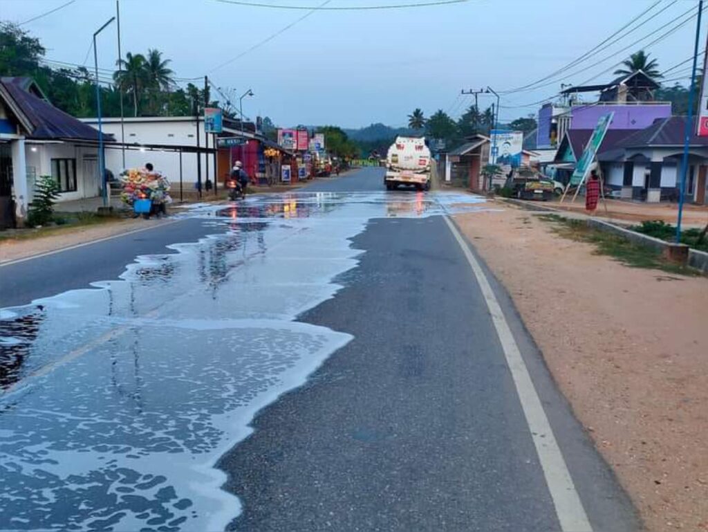 Truk tangki BBM mengalami kebocoran di lambung kanan.
