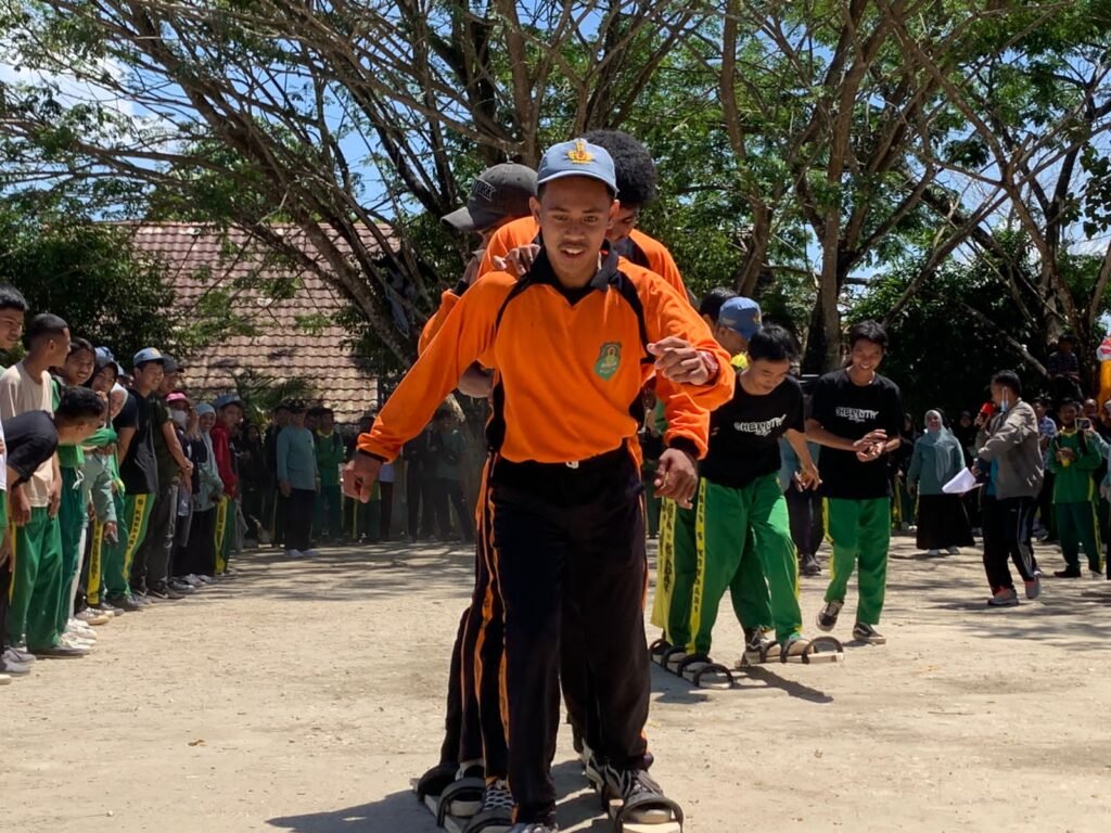 Lomba bakiak dalam rangka perayaan HUT ke-10 SMKN 6 Kendari.