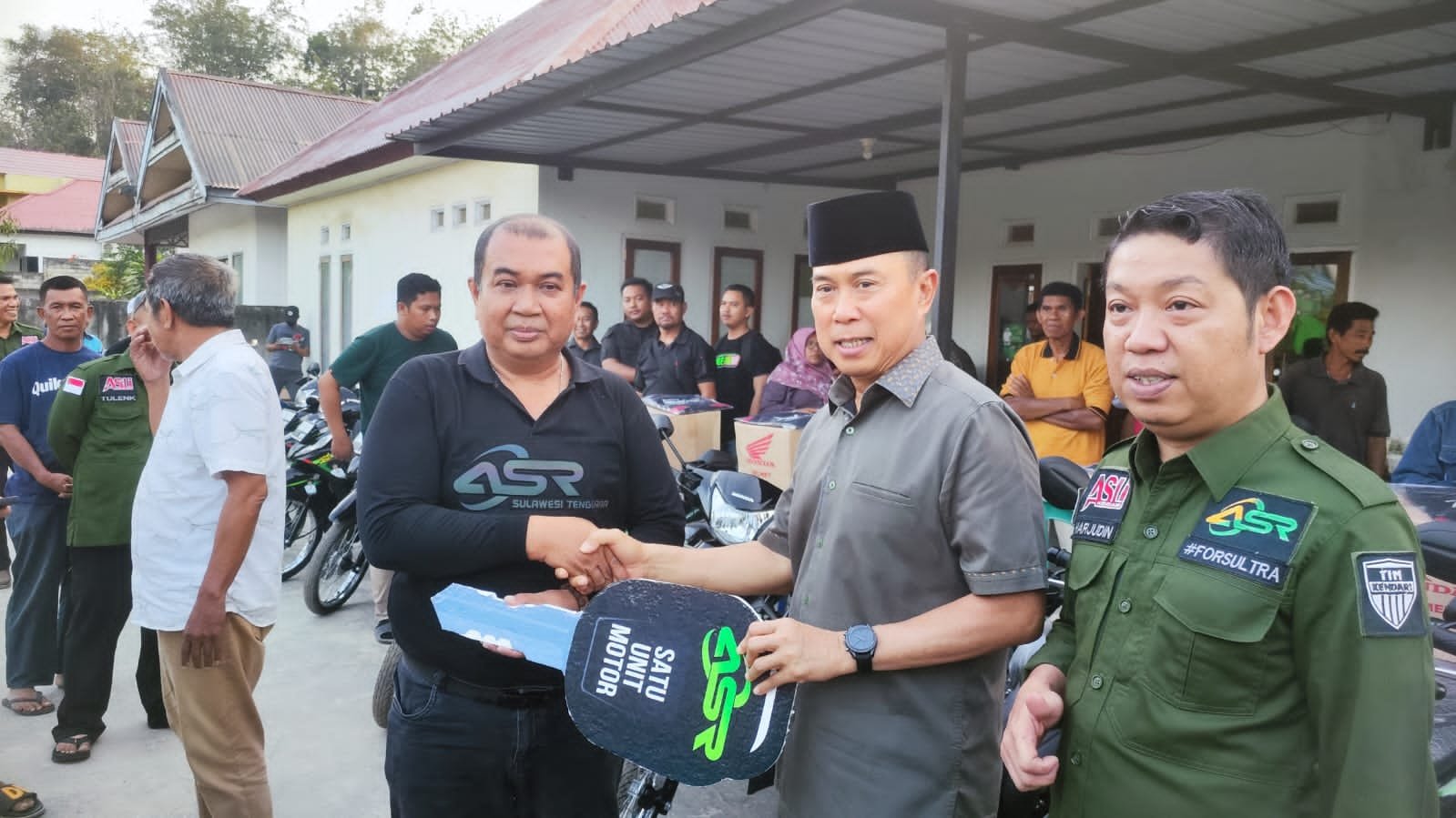 Andi Sumangerukka Bagikan 11 Unit Motor untuk Koordinator Tim Pemenangan Pemilu di Kendari Andi Sumangerukka Bagikan 11 Unit Motor untuk Koordinator Tim Pemenangan Pemilu di Kendari