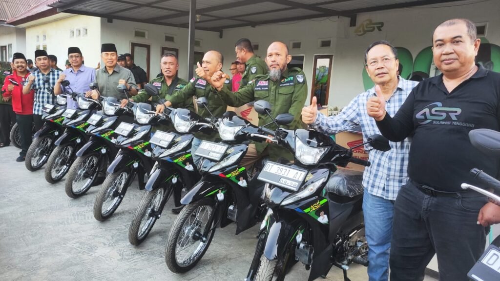 Ketua Dewan Pembina Yayasan ASR, Mayjen TNI (Purn.) Andi Sumangerukka menyerahkan 11 unit motor kepada tim pemenangan.