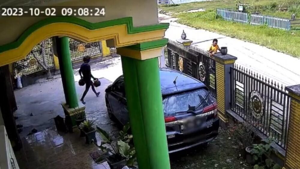 Aksi 2 Maling Gasak Tabung Gas di Baruga Kendari, Wajah Pelaku Terekam CCTV Aksi 2 Maling Gasak Tabung Gas di Baruga Kendari, Wajah Pelaku Terekam CCTV