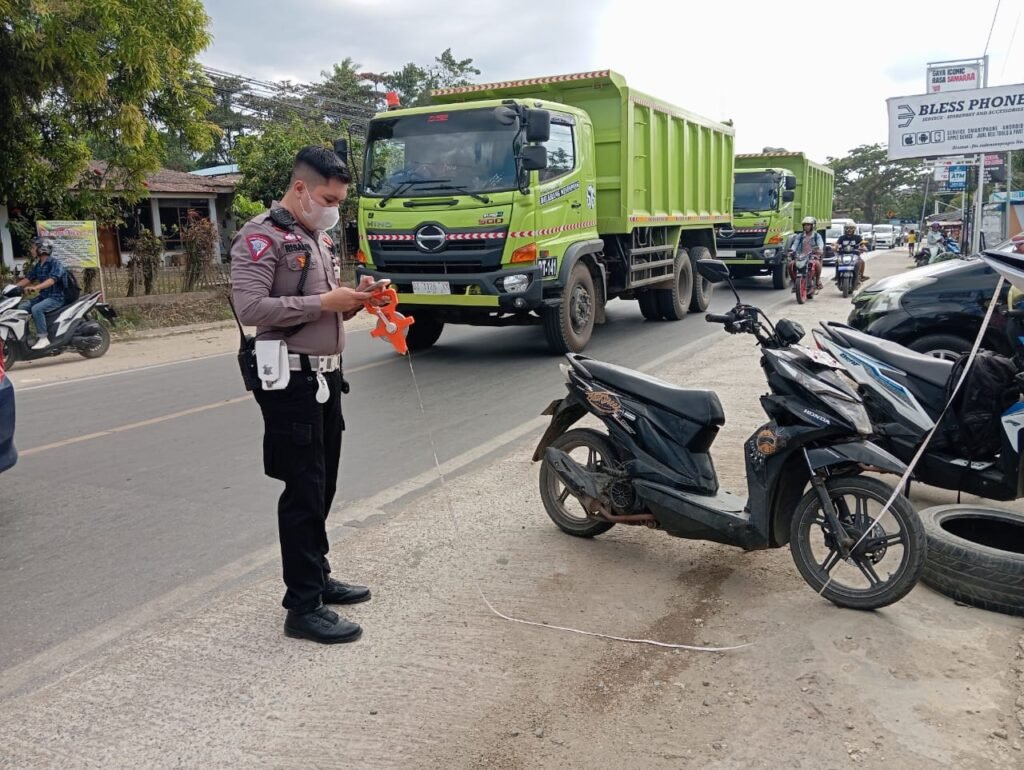 Polisi olah TKP lokasi kecelakaan pemotor meninggal dunia di Kecamatan Puuwatu, Kendari.