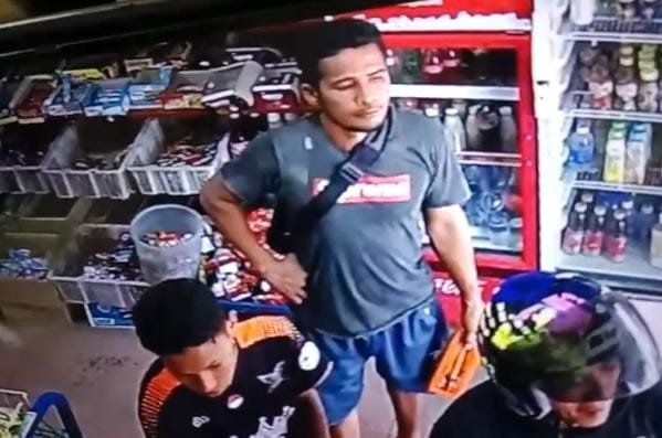 Sosok pria yang menggasak HP warga di Kendari saat sedang mengantre melakukan pembayaran.