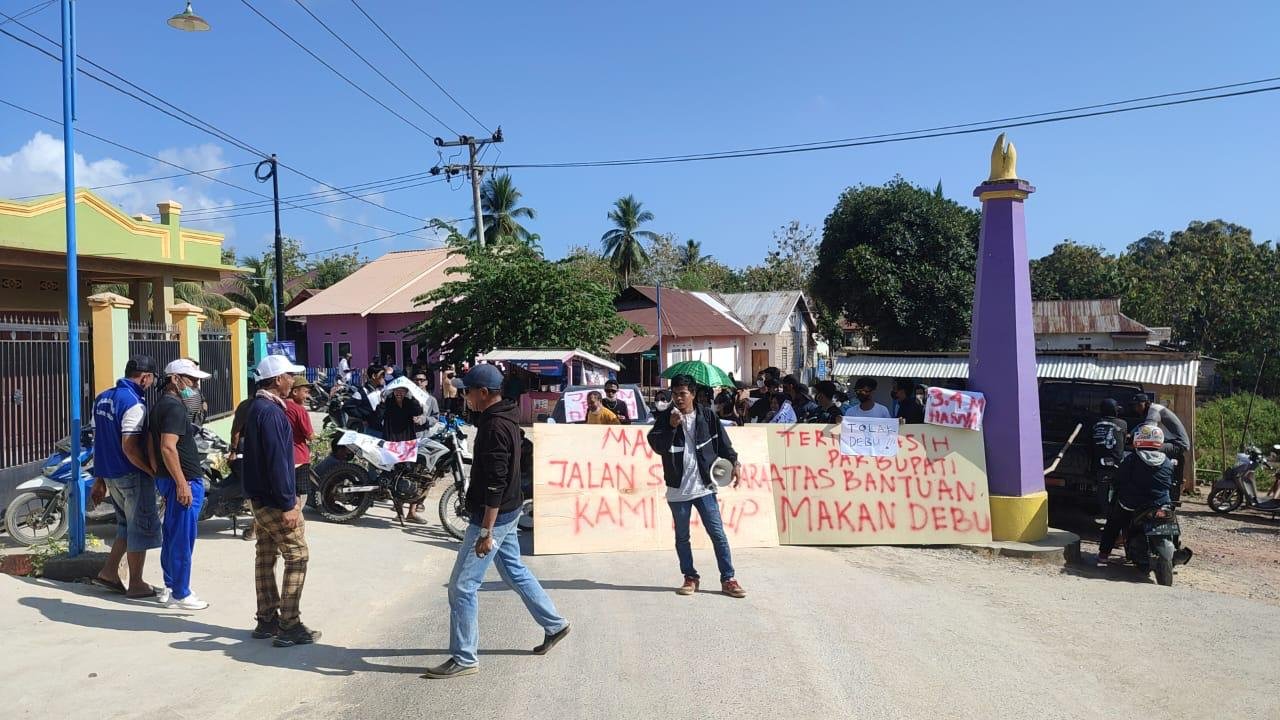 Tak Kunjung Diperbaiki Sekelompok Warga Lakukan Aksi Blokade Jalan Di