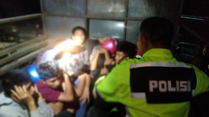 Polisi Kembali Amankan Puluhan Remaja yang Gelar Konvoi Sambil Bawa Sajam di Kendari Polisi Kembali Amankan Puluhan Remaja yang Gelar Konvoi Sambil Bawa Sajam di Kendari