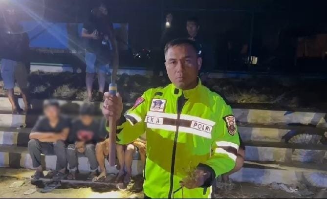 Kapolresta Kendari, Kombes Pol Muh Eka Fathurrahman saat memperlihatkan sejumlah barang bukti sajam yang disita polisi.