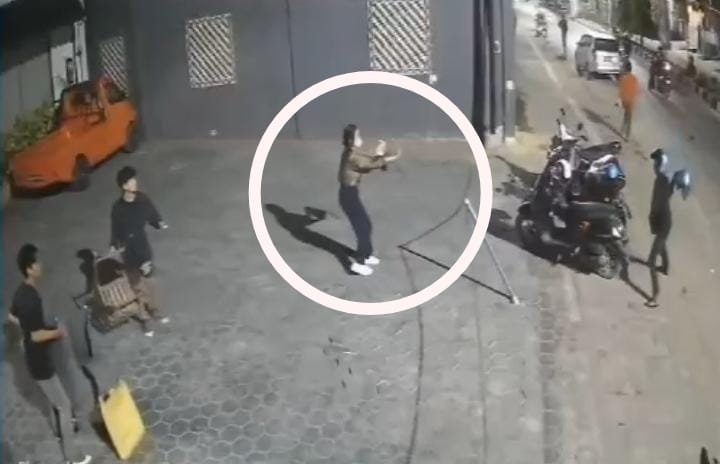Aksi Heroik Seorang Wanita, Terekam CCTV Halau Geng Motor yang Serang Warga di Kendari Aksi Heroik Seorang Wanita, Terekam CCTV Halau Geng Motor yang Serang Warga di Kendari