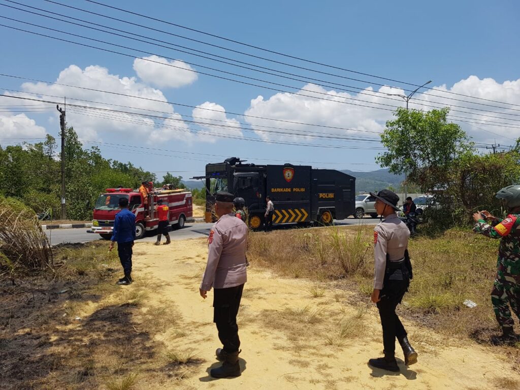 Polisi dan Damkar Kendari lakukan pemadaman lahan terbakar di Poasia.