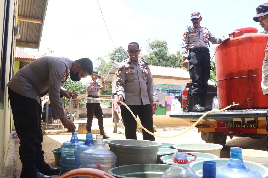 Polresta Kendari menyalurkan air bersih di Kelurahan Labibia, Kecamatan Mandonga.