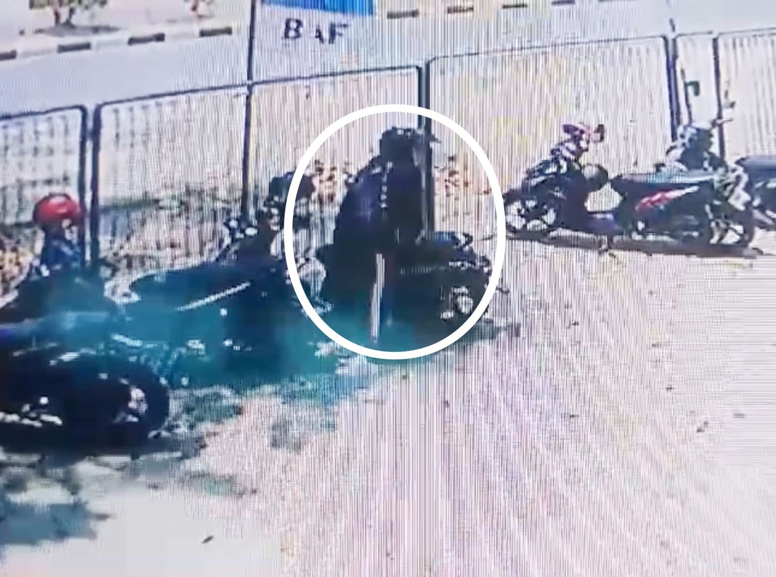 Uang Rp50 Juta di Jok Motor Milik Mak-Mak di Konawe Digasak Maling, Aksi Pelaku Terekam CCTV Uang Rp50 Juta di Jok Motor Milik Mak-Mak di Konawe Digasak Maling, Aksi Pelaku Terekam CCTV