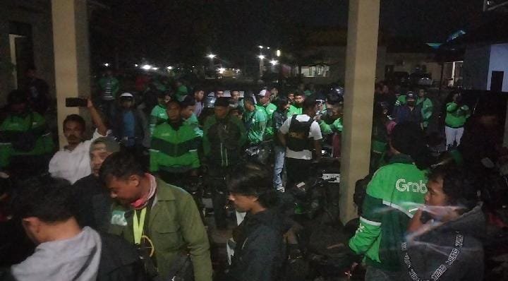 Puluhan ojol saat membawa empat remaja yang diduga terlibat kasus curanmor di Kendari. 