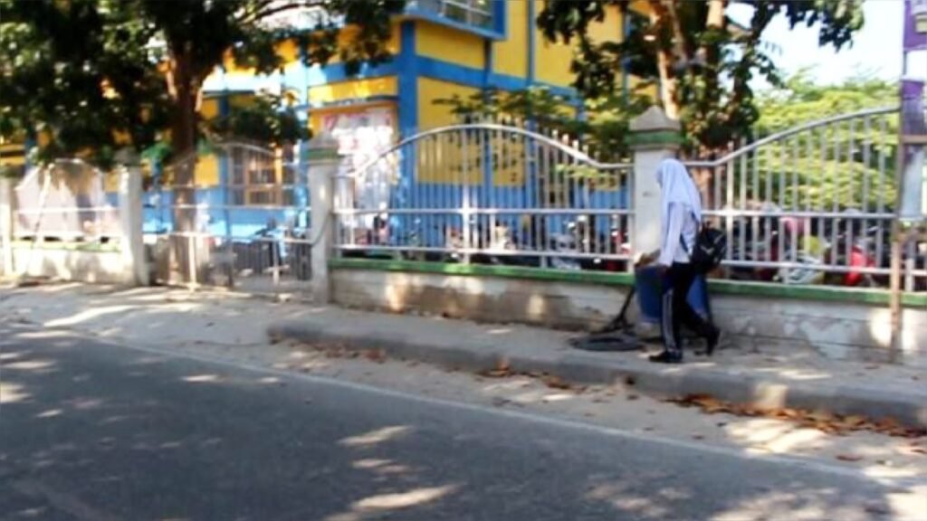Detik-detik siswi SMU Negeri 1 Wangiwangi bernama Leni saat berjalan kaki menuju sekolah.
