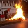 Sekdes Alebo Konsel Nyaris Dilalap Api Usai Jerami yang Dimuat Terbakar di Atas Motor