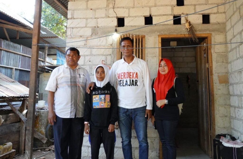 Kadis Dikbud Sultra, Yusmin bersama rombongan mendatangi rumah Leni.