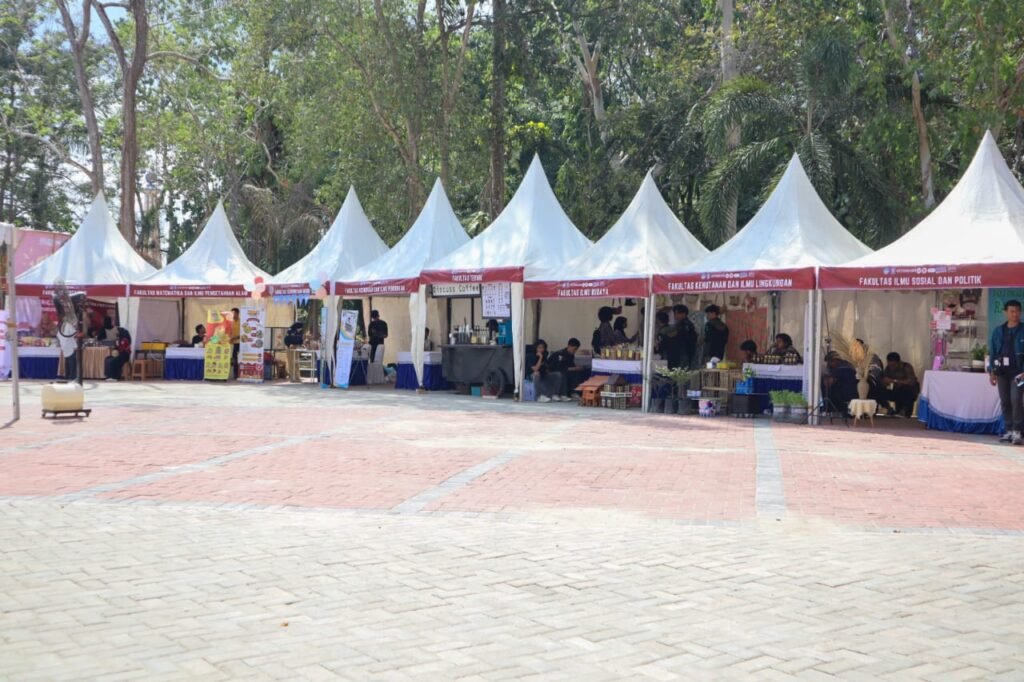Suasana stan peserta Festival Wirausaha UHO 2023.