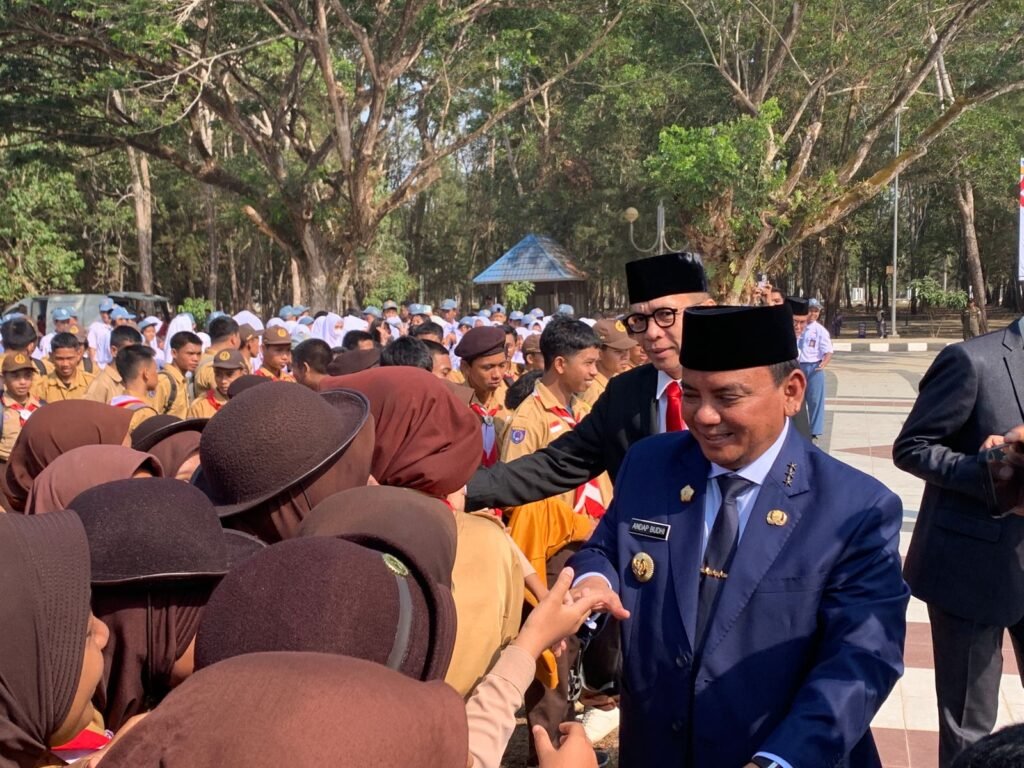 Pj. Gubernur Sultra, Andap Budhi Revianto saat mengunjungi peserta upacara Hari Sumpah Pemuda ke-95.