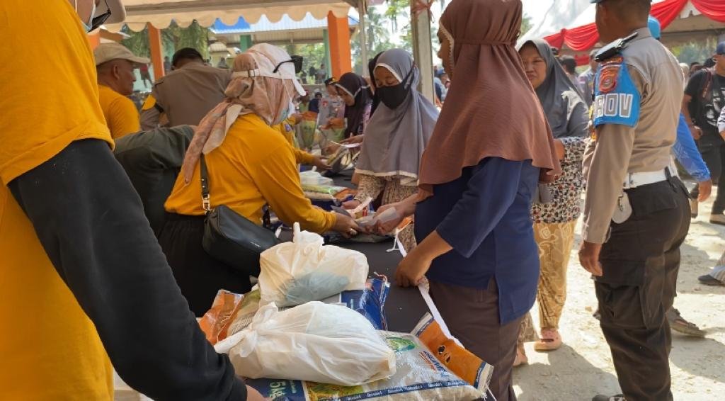 Langkah Tekan Inflasi, Pemprov Sultra Salurkan 2.000 Paket Sembako di Kendari Langkah Tekan Inflasi, Pemprov Sultra Salurkan 2.000 Paket Sembako di Kendari