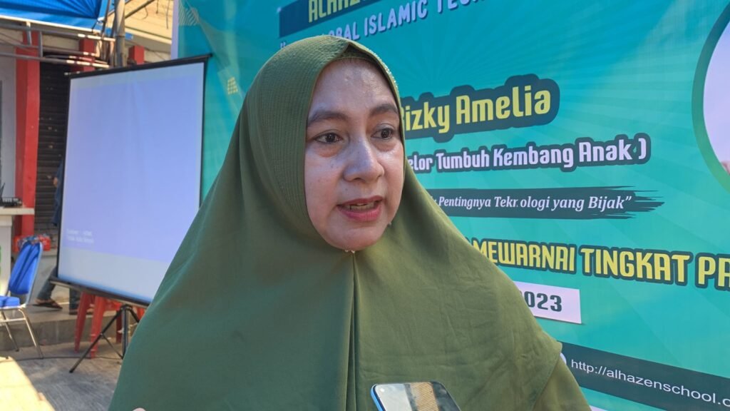 Pimpinan Alhazen School Kendari, Elfi Sultriana Zahri saat diwawancarai awak media.