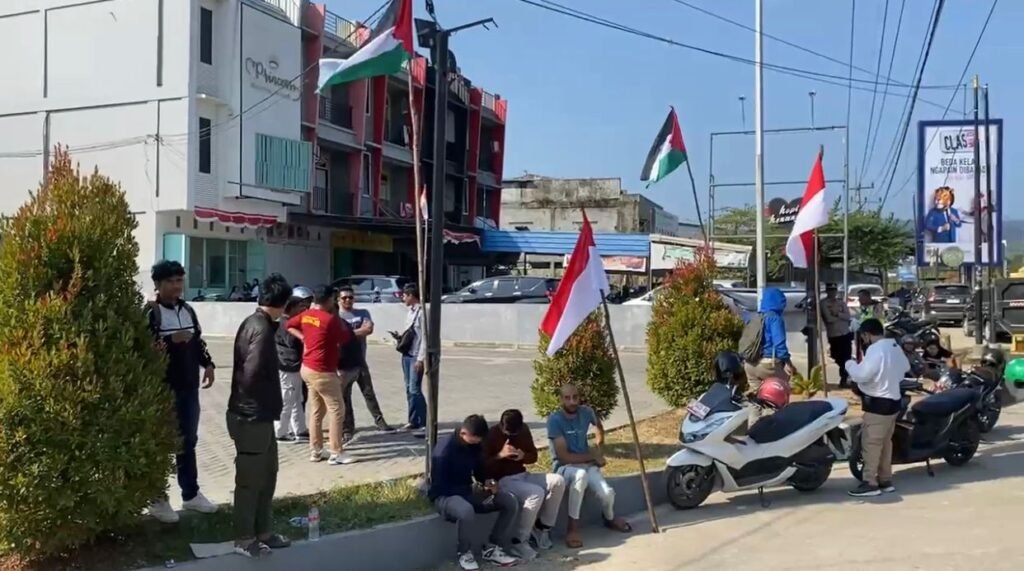 Massa aksi Bela Palestina gelar demonstrasi boikot McDonald's Kendari.