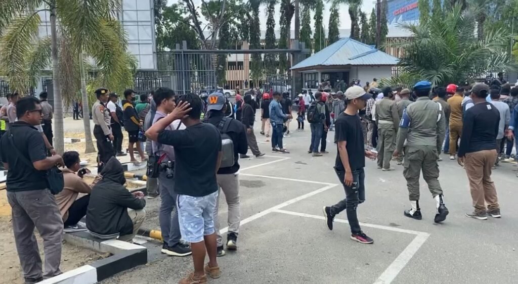 Suasana demonstrasi warga Konawe Kepulauan di Gedung DPRD Sultra saat menuntut pengoperasian PT GKP.