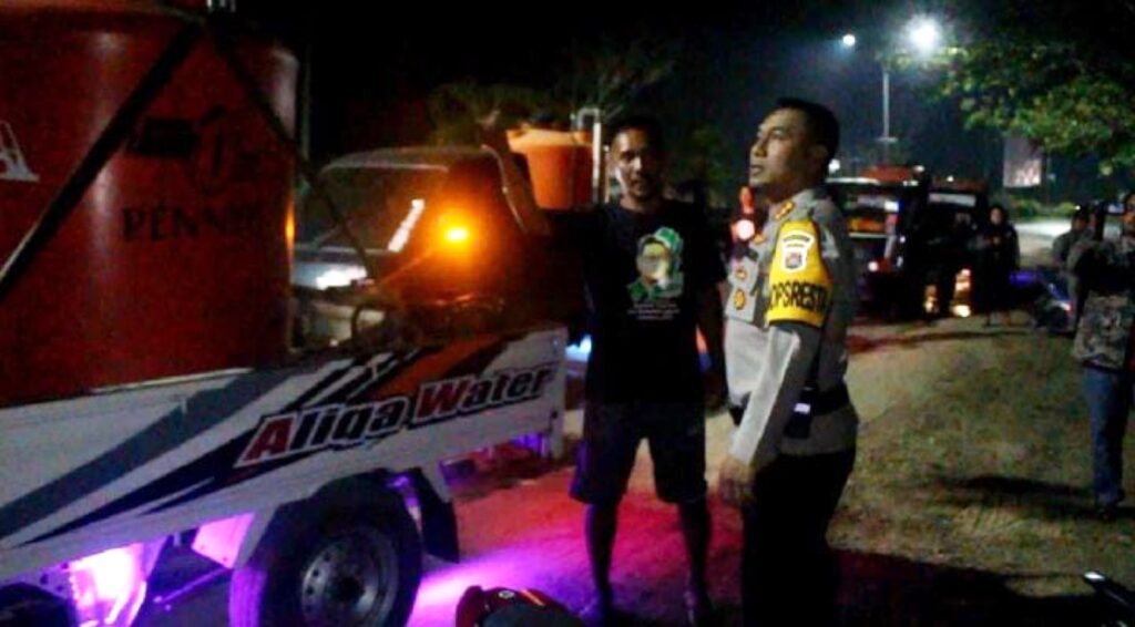 Kapolresta Kendari, Kombes Pol Muh Eka Fathurrahman saat mengarahkan mobil pemuat tower air melakukan pemadam api.