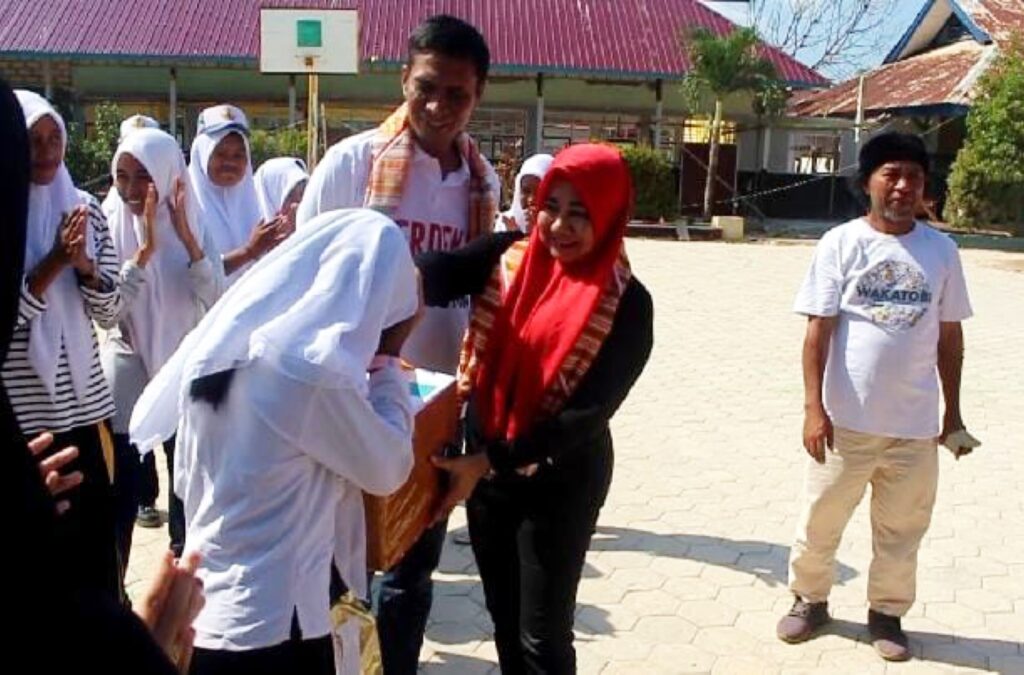 Ketua DWP Dikbud Sultra, Nurhayati Yusmin saat memberikan bantuan kepada Leni.