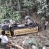 Ditinggal Pemilik, Truk di Konsel Terjun ke Jurang