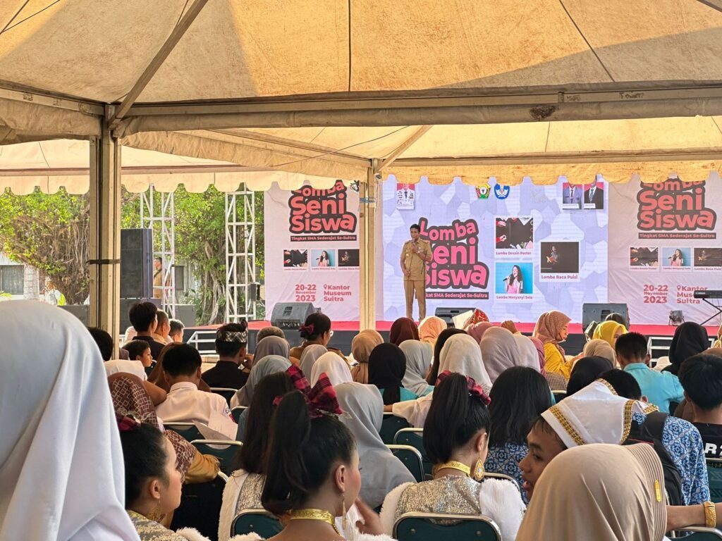 Kepala Dikbud Sultra, Yusmin saat membawakan sambutan pada event Lomba Seni Siswa.