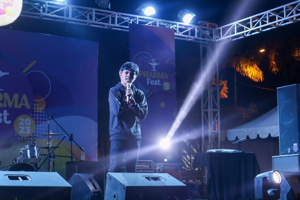 Penampilan stand up komedian Umar Ridwan pada malam puncak Pharmacy Halu Oleo Festival (Pharmafest) 2023 di Lapangan Eks MTQ Kendari, Sulawesi Tenggara (Sultra).