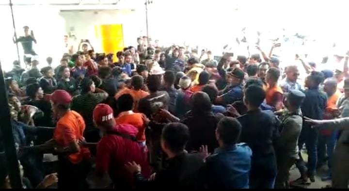 Ratusan Massa Ricuh di Pelabuhan Murhum Baubau, Dilarang Masuk Gegara Tak Punya Tiket