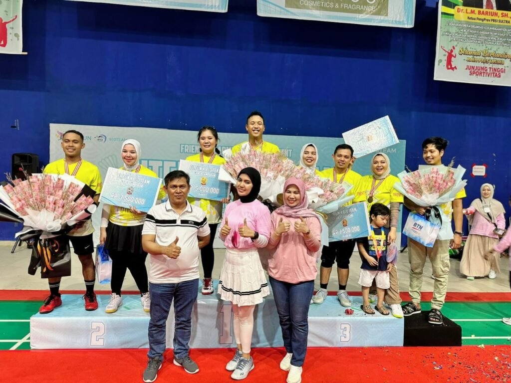 Podium ganda campuran Friendly Badminton Tournament.