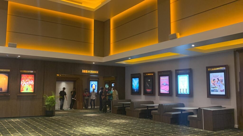 Suasana interior Cinema XXI di The Park Kendari.