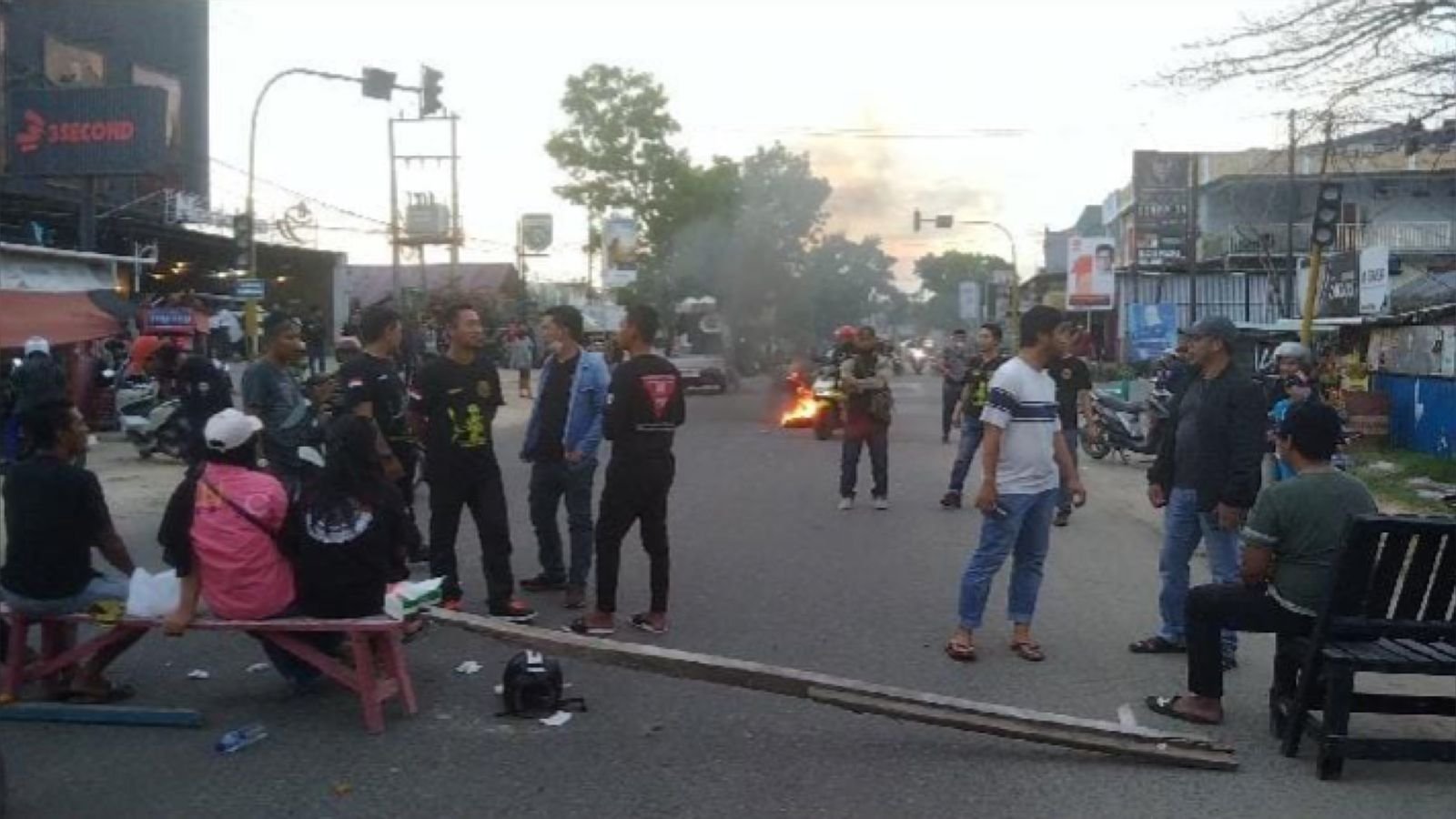Tuntut Penangkapan Pelaku Pembunuhan Pelajar, Sekelompok Warga Gelar Demo dan Blokade Jalan di Kendari Tuntut Penangkapan Pelaku Pembunuhan Pelajar, Sekelompok Warga Gelar Demo dan Blokade Jalan di Kendari