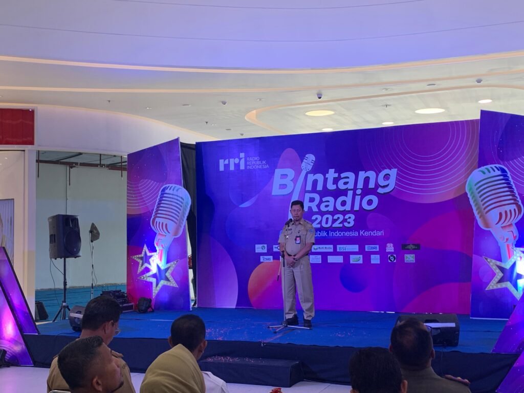 Asmawa Tosepu memberikan sambutan pada pembukaan Bintang Radio Indonesia 2023 RRI Kendari di The Park Kendari.