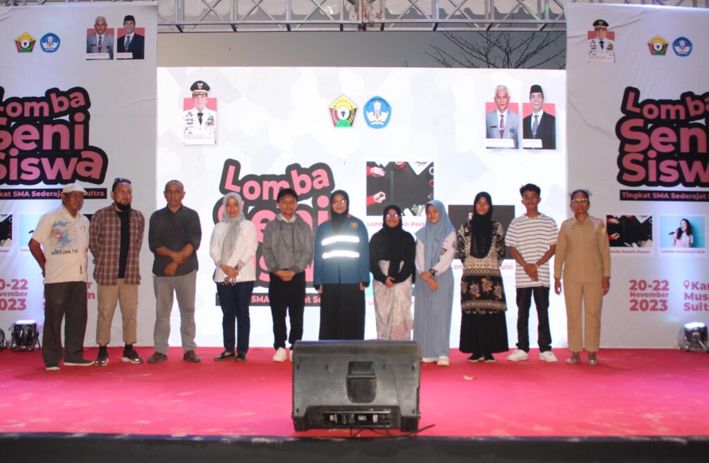 Sejumlah peserta lomba desain poster yang mendapatkan juara dalam giat Dikbud Sultra.