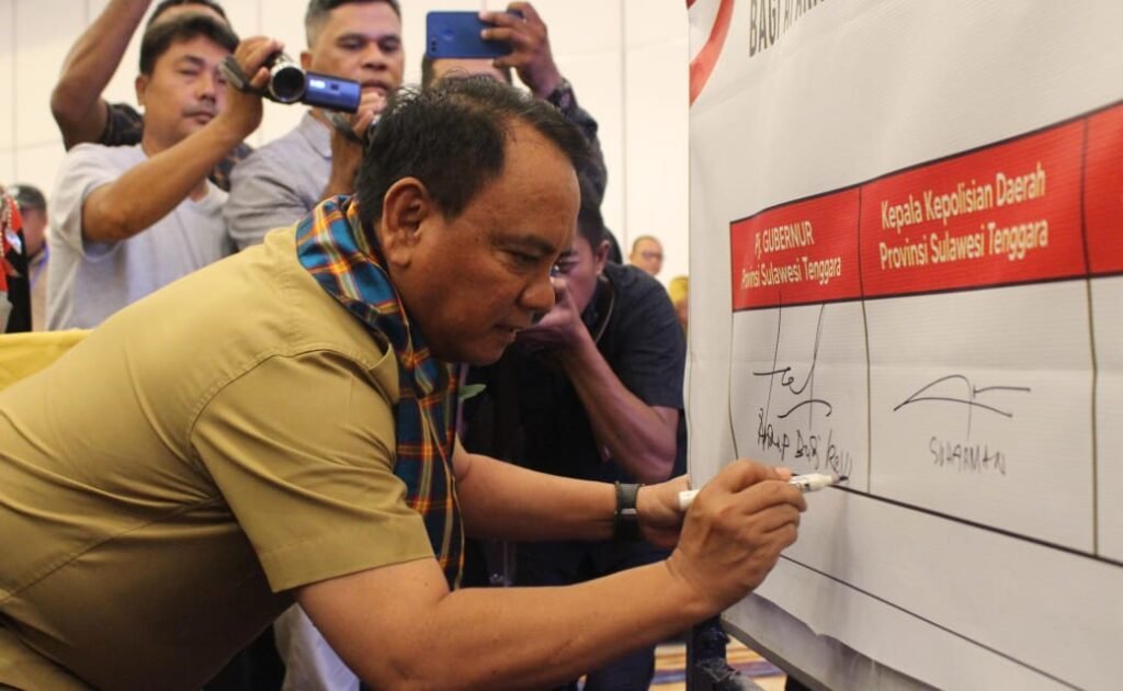 Pj. Gubernur Sultra, Andap Budhi Revianto saat menandatangani deklarasi damai pemilu 2024.