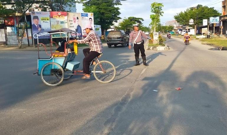 Personel Satlantas Polres Kolaka mengatur lalu lintas.