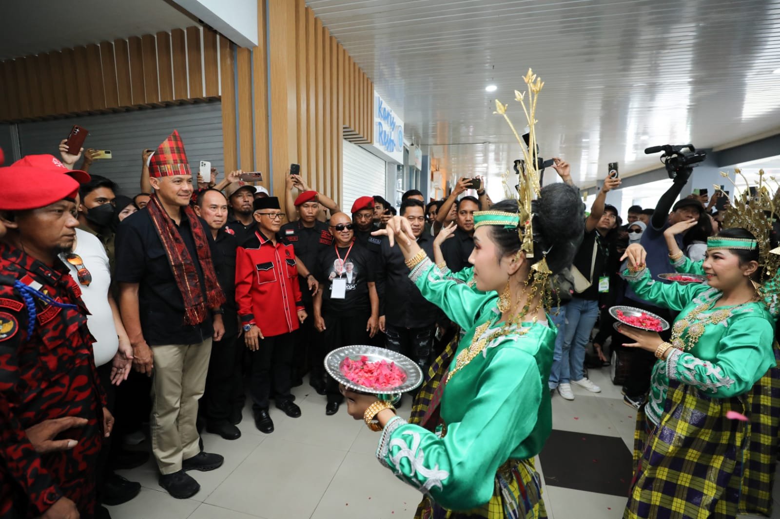 Warga Kendari Antusias Sambut Ganjar di Bandara, Suguhkan Tarian Mondotambe Khas Tolaki Warga Kendari Antusias Sambut Ganjar di Bandara, Suguhkan Tarian Mondotambe Khas Tolaki