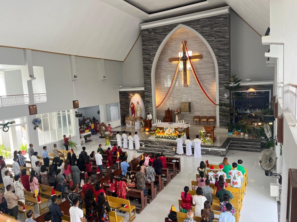 Ibadah Natal di Gereja Katolik Pebatuan Pekanbaru Berlangsung Khidmat dengan Ratusan Jemaat