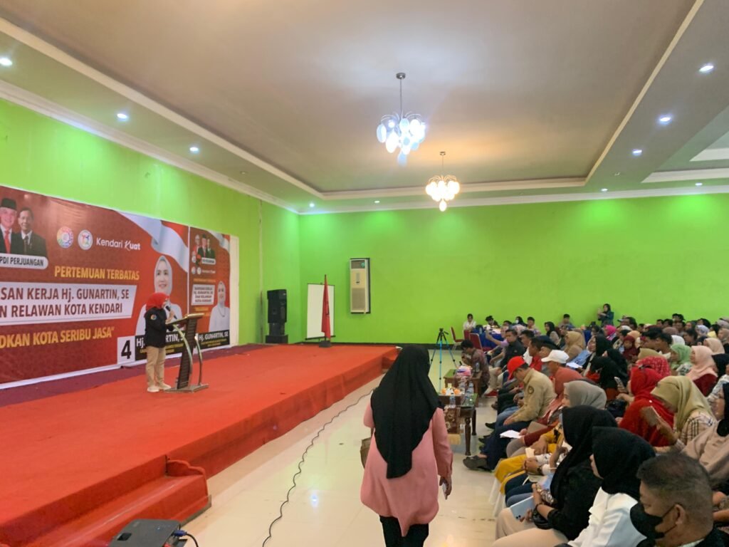 Suasana konsolidasi tim Hj. Gunartin di Kendari.