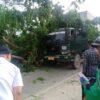 Pohon Tumbang Timpa Truk Kontainer yang Melintas di Puuwatu Kendari