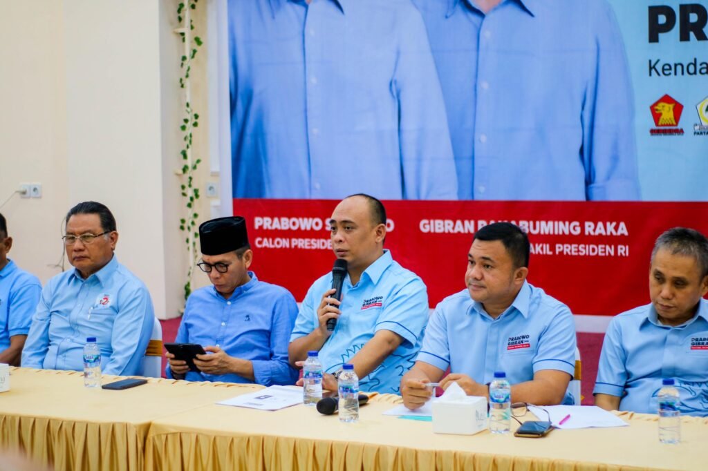 Ketua Harian TKD Prabowo-Gibran di Sultra, Andi Ady Aksar (Triple A) saat memberikan arahan.