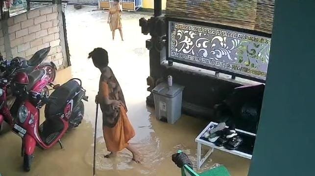 3 Jam Diguyur Hujan, Perumahan Warga di Rajawali Residence Kendari Dikepung Banjir 3 Jam Diguyur Hujan, Perumahan Warga di Rajawali Residence Kendari Dikepung Banjir