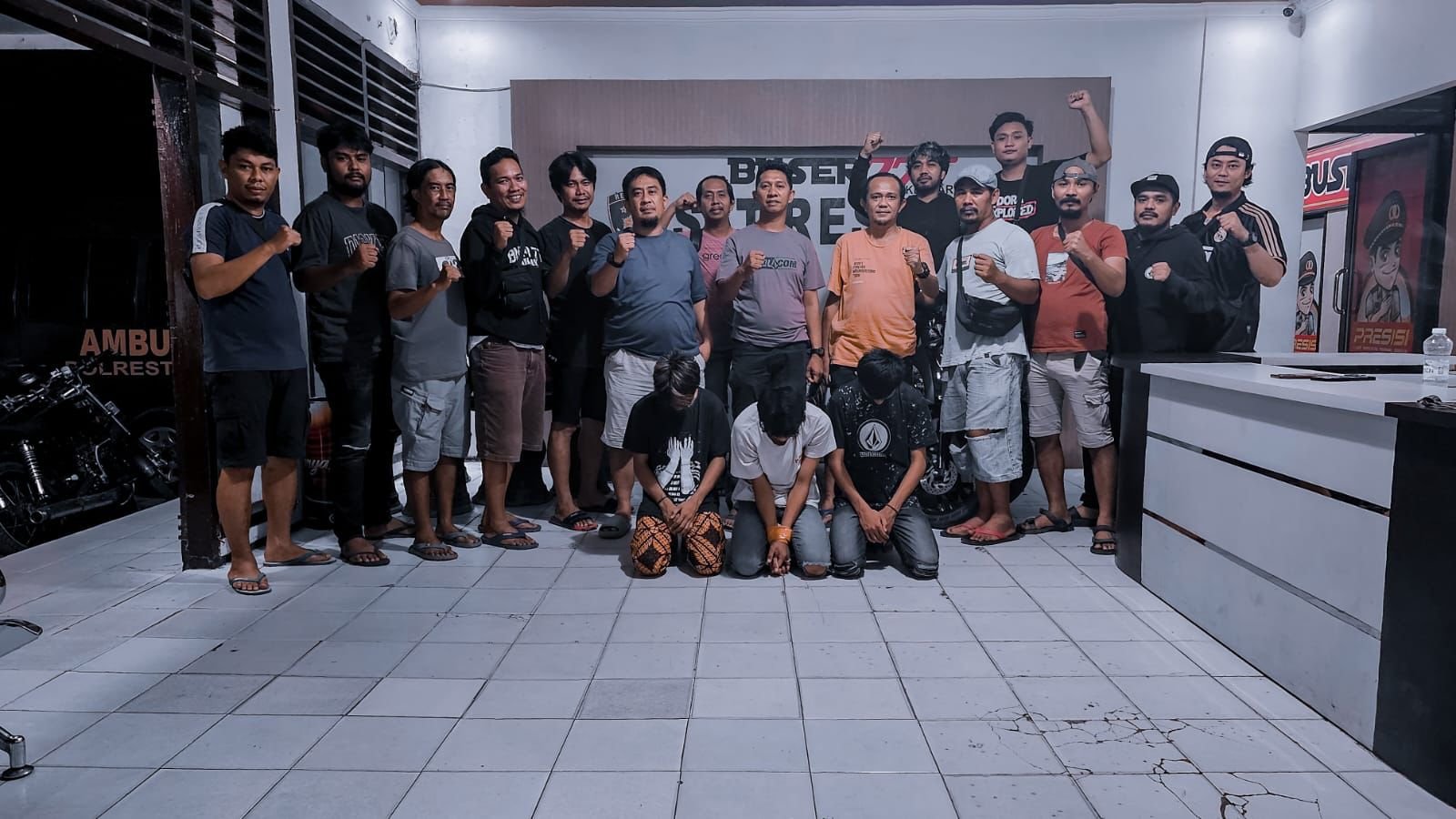 Seorang Pria Jadi Korban Pembusuran di Kendari, 3 Pelaku Berhasil Diringkus Buser 77 Seorang Pria Jadi Korban Pembusuran di Kendari, 3 Pelaku Berhasil Diringkus Buser 77