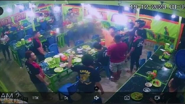 Keluarga Minta Pemilik RM Doa Ibu 3 dan Karyawannya Ikut Diperiksa di Kasus Penikaman Farhan Keluarga Minta Pemilik RM Doa Ibu 3 dan Karyawannya Ikut Diperiksa di Kasus Penikaman Farhan