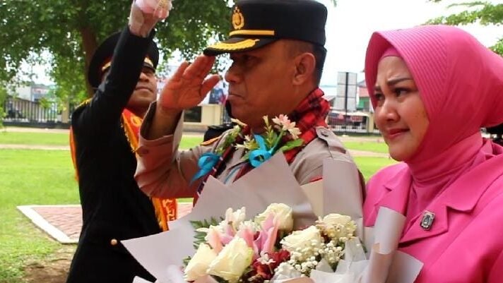 Diarak dengan Pedang Pora, Tangis Pecah Warnai Perpisahan Eka Fathurrahman di Polresta Kendari Diarak dengan Pedang Pora, Tangis Pecah Warnai Perpisahan Eka Fathurrahman di Polresta Kendari