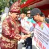 Pj. Gubernur Sultra Serahkan Hibah Rumah Ibadah dan Beasiswa pada Masyarakat Konawe
