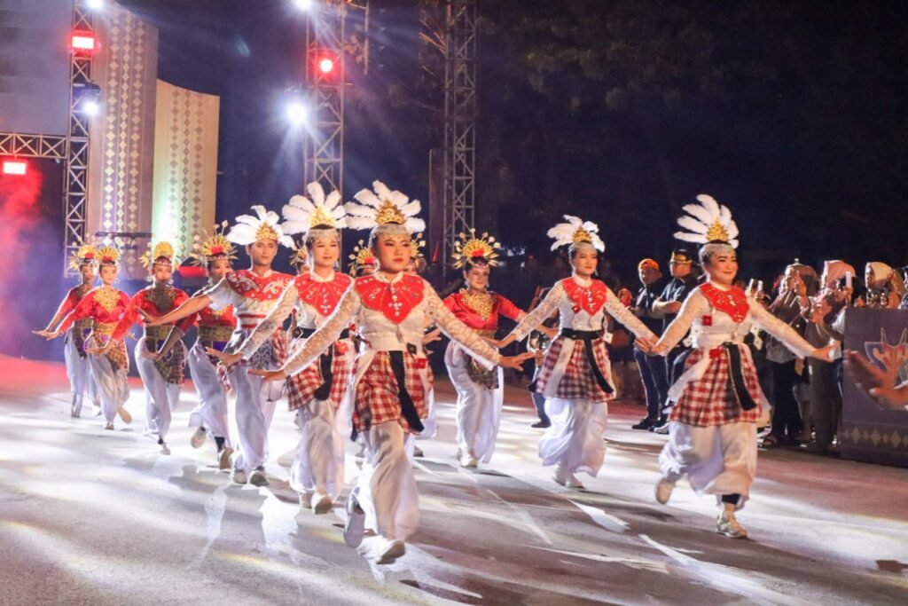 Tarian khas daerah pada Sultra Tenun Karnaval 2023 di Jalan Jendral Ahmad Yani, Kota Kendari.